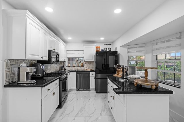 19931 NW 82nd Ct, Hialeah, FL 33015