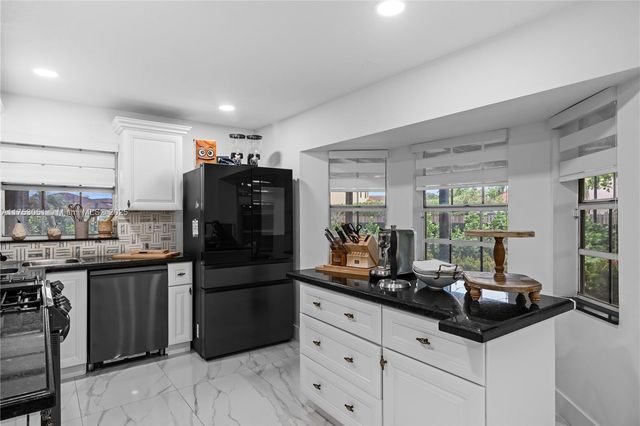19931 NW 82nd Ct, Hialeah, FL 33015