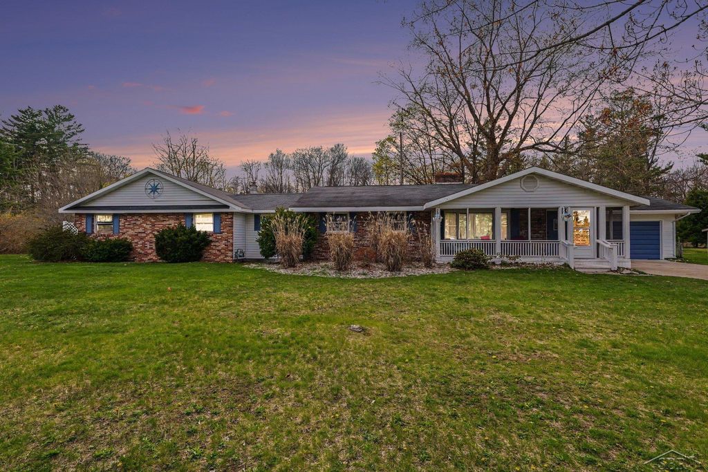 1596 Douglas Drive, Alabaster Twp, MI 48763