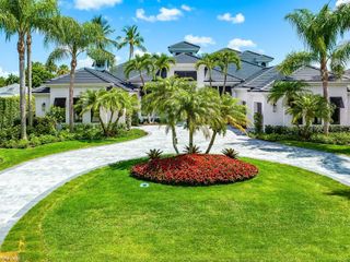 695 Wedge DR, Naples, FL 34103