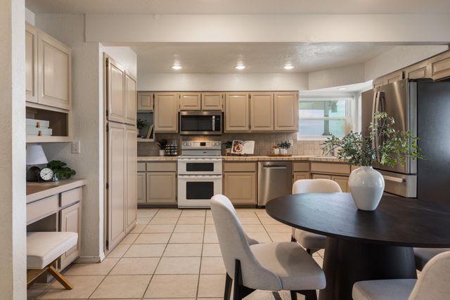 4421 Hidden Valley Court NE, Albuquerque, NM 87111