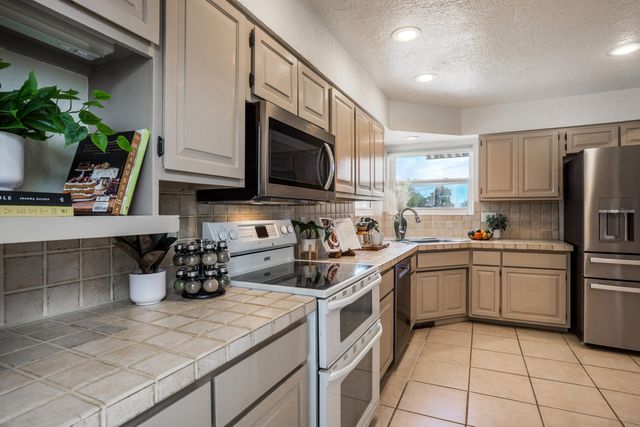 4421 Hidden Valley Court NE, Albuquerque, NM 87111