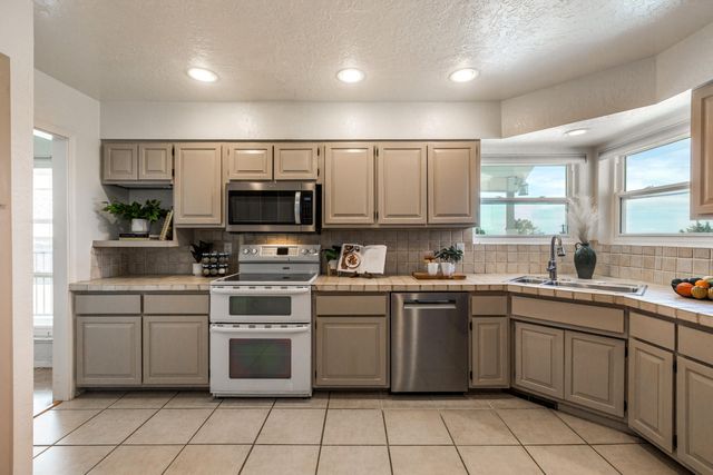 4421 Hidden Valley Court NE, Albuquerque, NM 87111