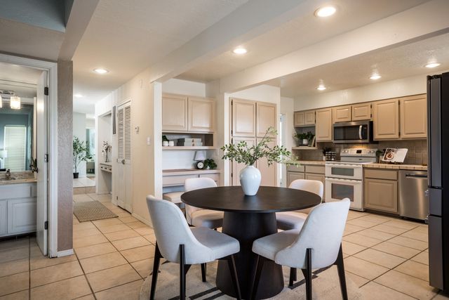 4421 Hidden Valley Court NE, Albuquerque, NM 87111