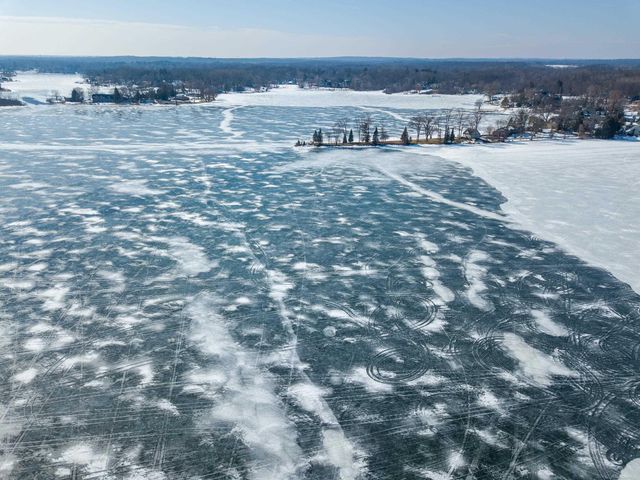 5020 Whitlow Court, Commerce Twp, MI 48382