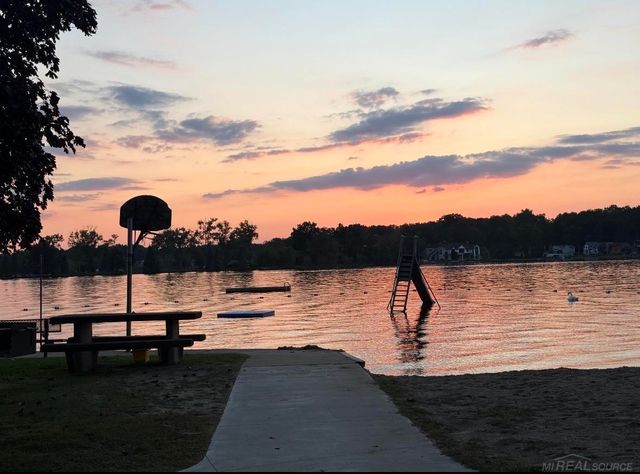 5020 Whitlow Court, Commerce Twp, MI 48382