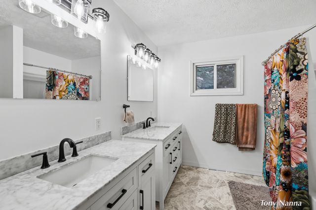 1620 W Norton Avenue, Norton Shores, MI 49441