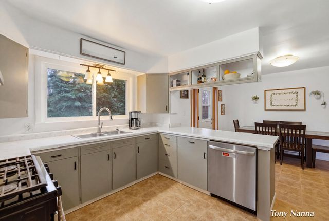 1620 W Norton Avenue, Norton Shores, MI 49441