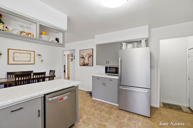 1620 W Norton Avenue, Norton Shores, MI 49441