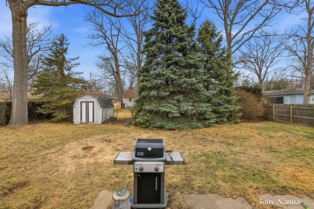 1620 W Norton Avenue, Norton Shores, MI 49441