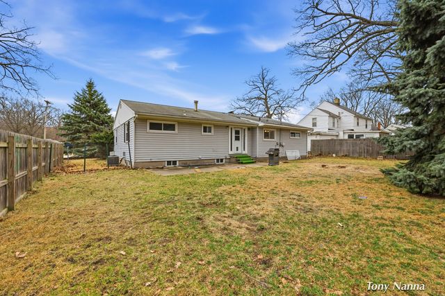 1620 W Norton Avenue, Norton Shores, MI 49441