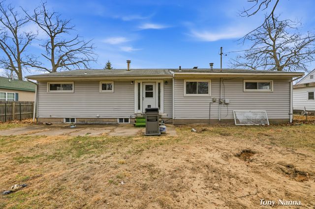 1620 W Norton Avenue, Norton Shores, MI 49441