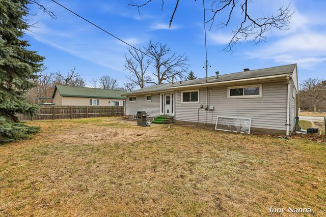 1620 W Norton Avenue, Norton Shores, MI 49441