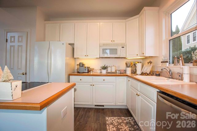 40 Bunker Court, Mills River, NC 28759