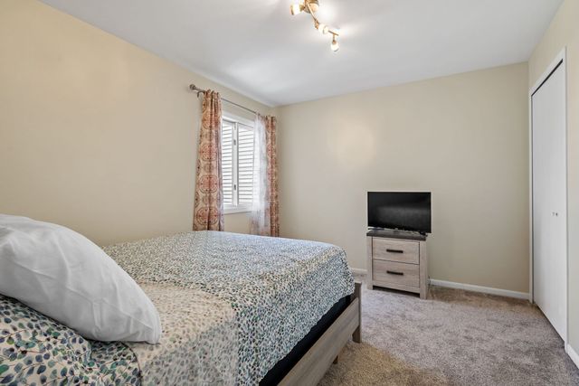 8261 Pecan Place, Frankfort, IL 60423