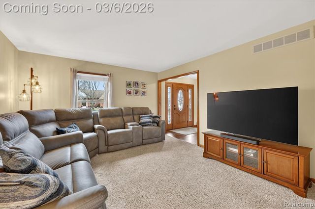 18464 Glengarry Drive, Livonia, MI 48152