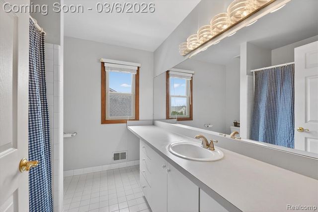 18464 Glengarry Drive, Livonia, MI 48152