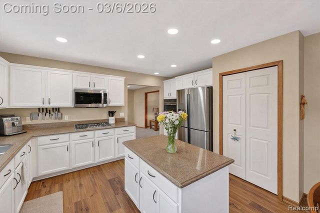 18464 Glengarry Drive, Livonia, MI 48152