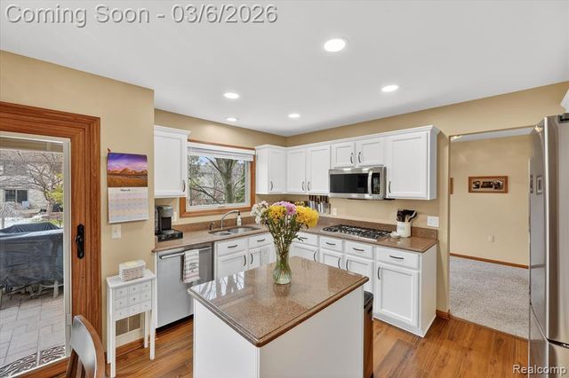 18464 Glengarry Drive, Livonia, MI 48152