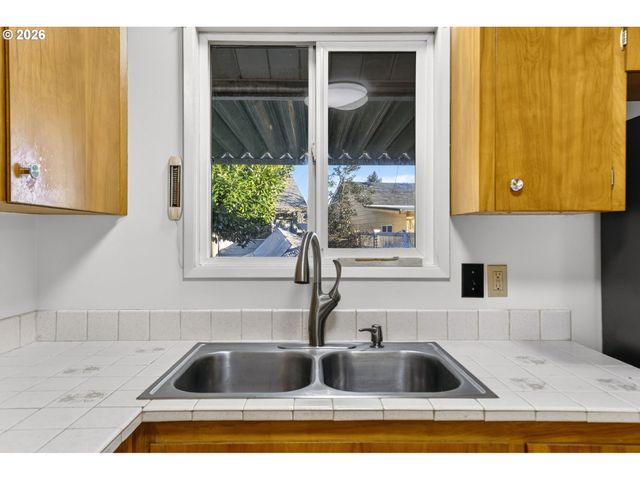 1620 THOMPSON Rd, Woodburn, OR 97071