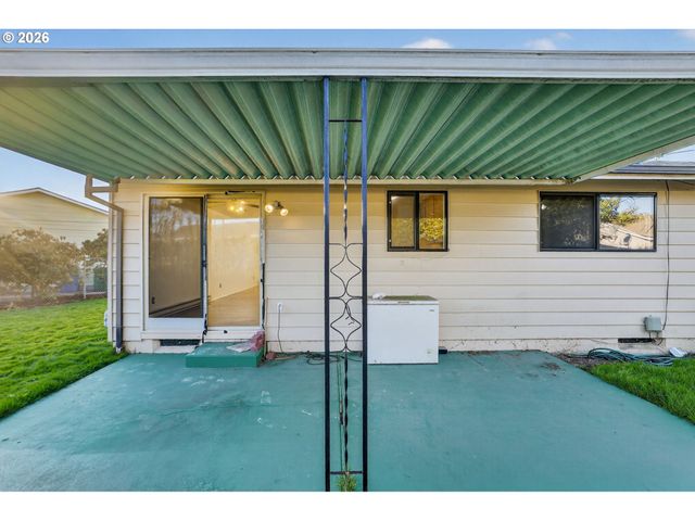 1620 THOMPSON Rd, Woodburn, OR 97071