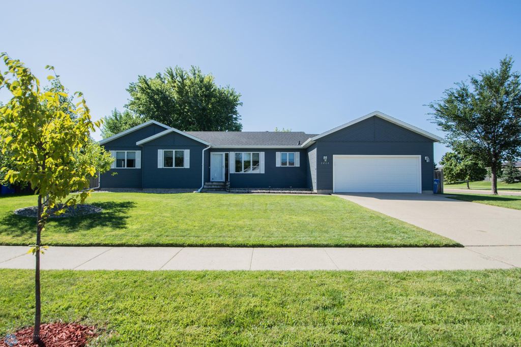 3266 37th Avenue S, Fargo, ND 58104