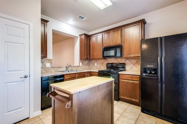 237 Heritage Hill Drive, Lewisville, TX 75067