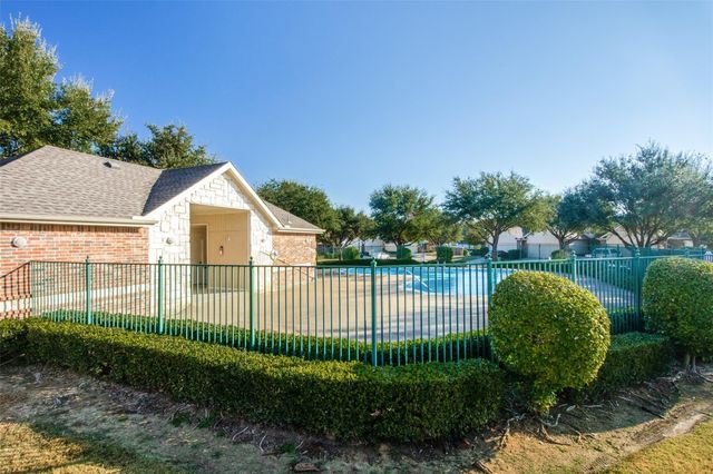 237 Heritage Hill Drive, Lewisville, TX 75067