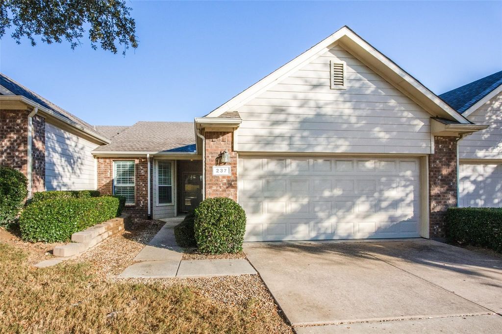 237 Heritage Hill Drive, Lewisville, TX 75067