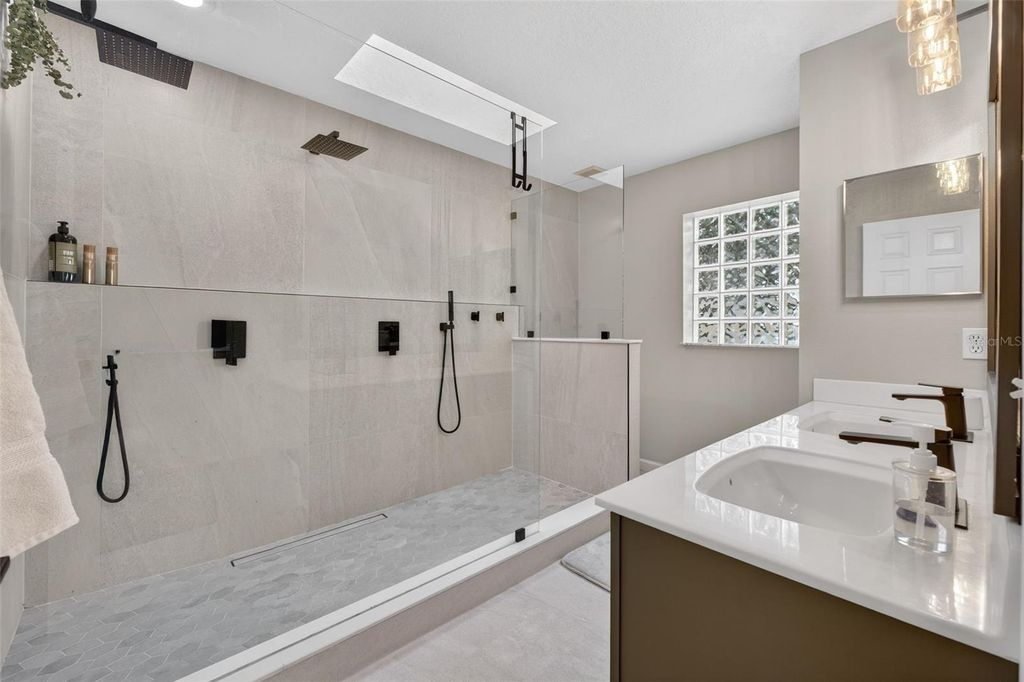 Image 2 of property listing at 257 OAK CHASE PLACE, Davenport, FL 33896