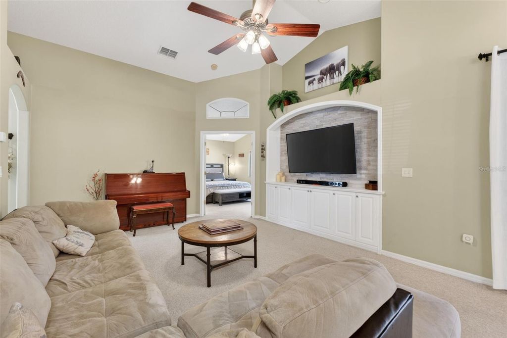 Image 7 of property listing at 257 OAK CHASE PLACE, Davenport, FL 33896