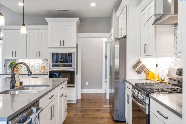 4421 Rosencrans Rd, West Richland, WA 99353