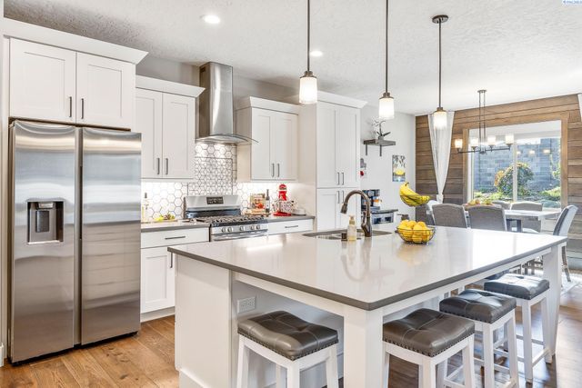 4421 Rosencrans Rd, West Richland, WA 99353