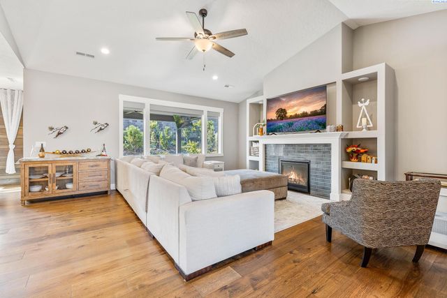 4421 Rosencrans Rd, West Richland, WA 99353