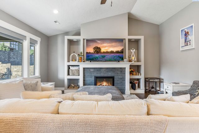 4421 Rosencrans Rd, West Richland, WA 99353