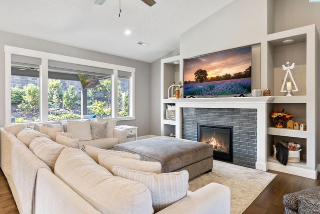 4421 Rosencrans Rd, West Richland, WA 99353