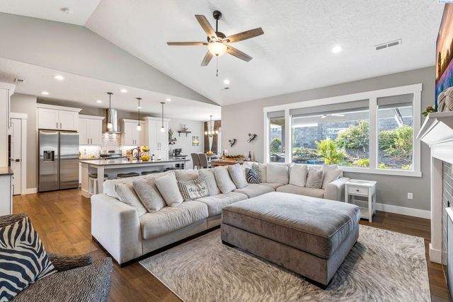 4421 Rosencrans Rd, West Richland, WA 99353