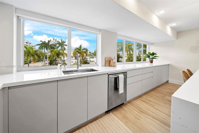 10001 E Bay Harbor Dr 2N, Bay Harbor Islands, FL 33154