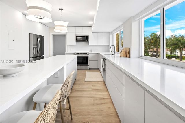 10001 E Bay Harbor Dr 2N, Bay Harbor Islands, FL 33154