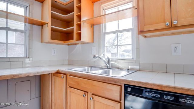 3318 Van Winkle Dr, Louisville, KY 40216