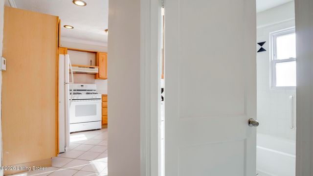 3318 Van Winkle Dr, Louisville, KY 40216