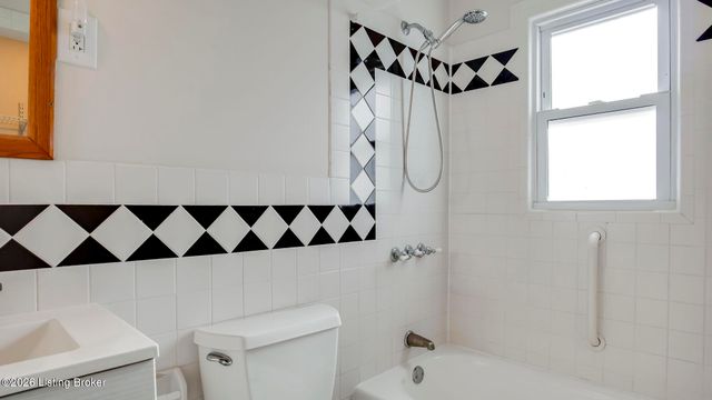 3318 Van Winkle Dr, Louisville, KY 40216