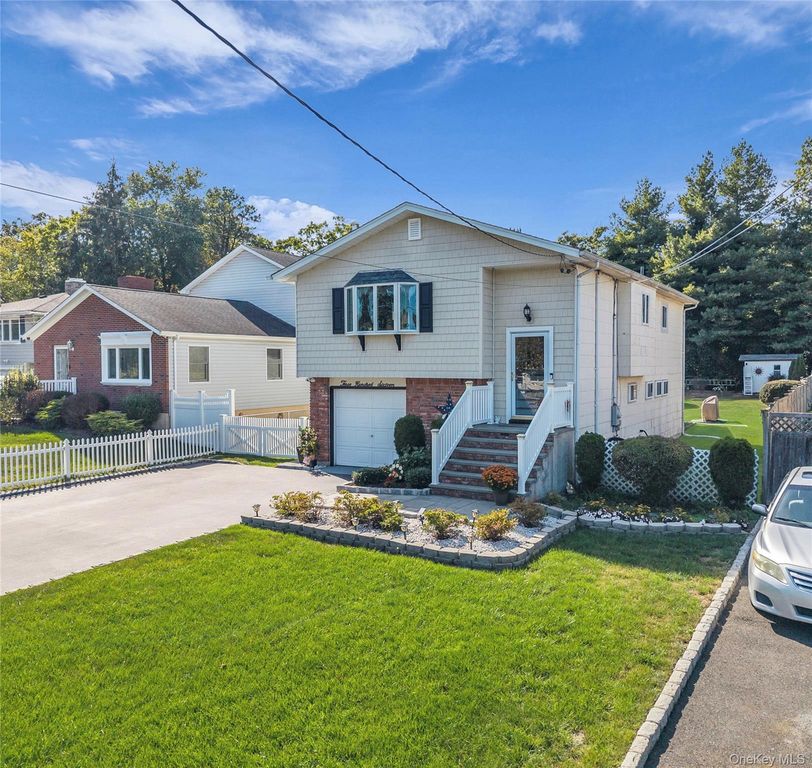 316 Vanderbilt Boulevard, Oakdale, NY 11769