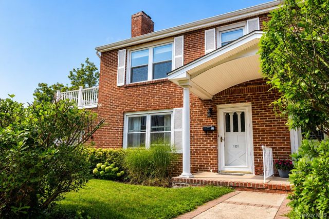 121 Manhasset Avenue, Manhasset, NY 11030