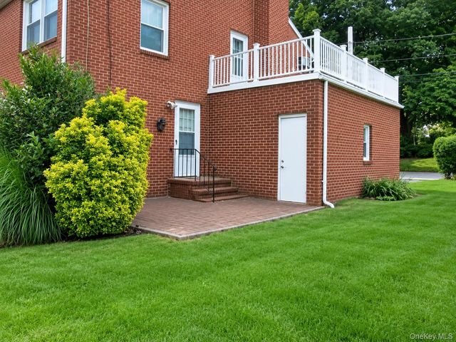 121 Manhasset Avenue, Manhasset, NY 11030