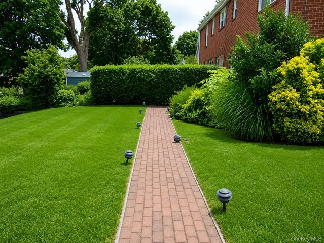 121 Manhasset Avenue, Manhasset, NY 11030
