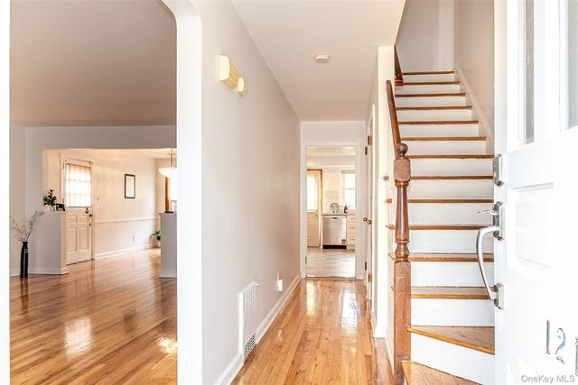121 Manhasset Avenue, Manhasset, NY 11030