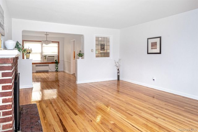 121 Manhasset Avenue, Manhasset, NY 11030