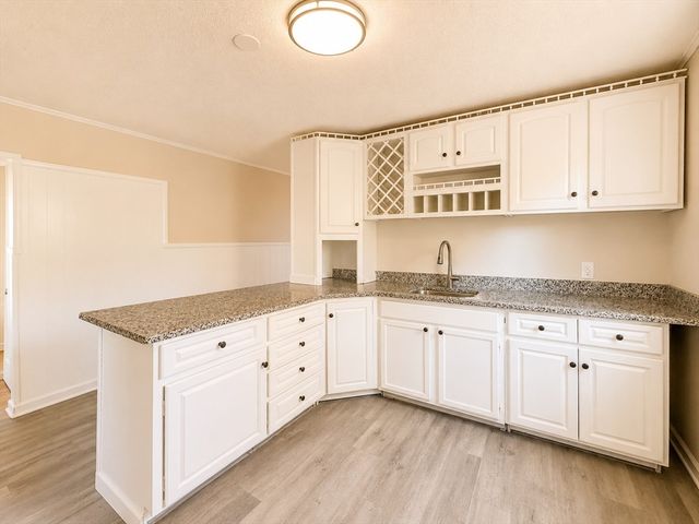 4 Wolfe St, Springfield, MA 01020