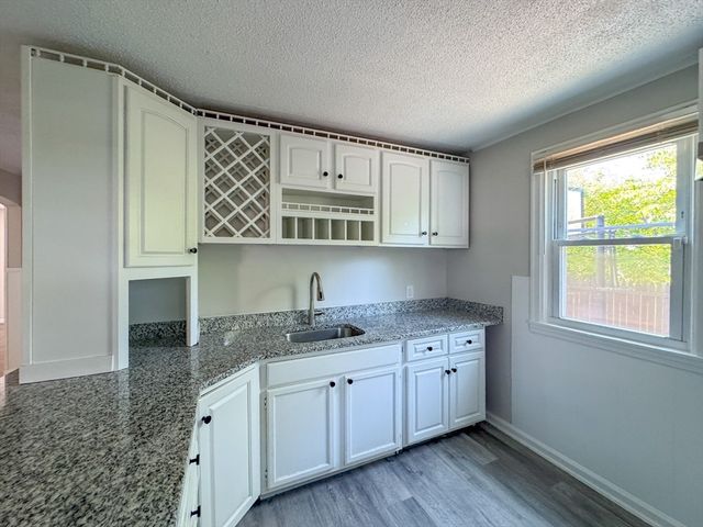 4 Wolfe St, Springfield, MA 01020